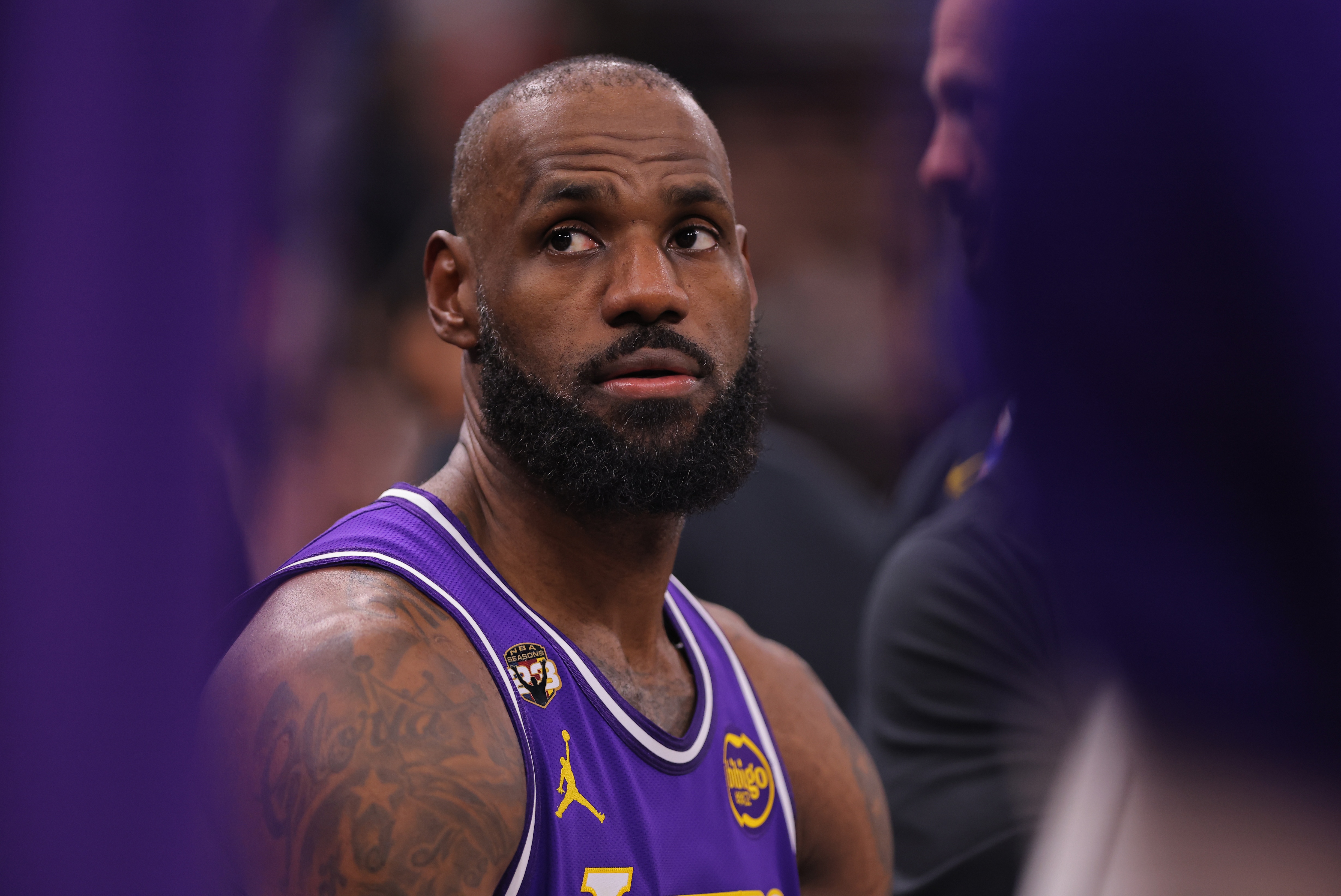 kaiyun集团-詹姆斯:背靠背客场身体很难适应不同的床和枕头 跨时区也有影响